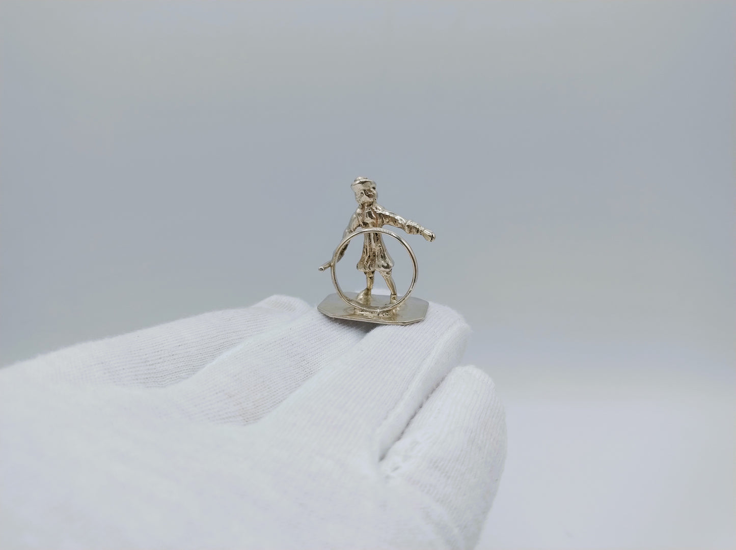 Zilveren miniatuur jongen met hoepel, F. van Strant I, Amsterdam, ca. 1720