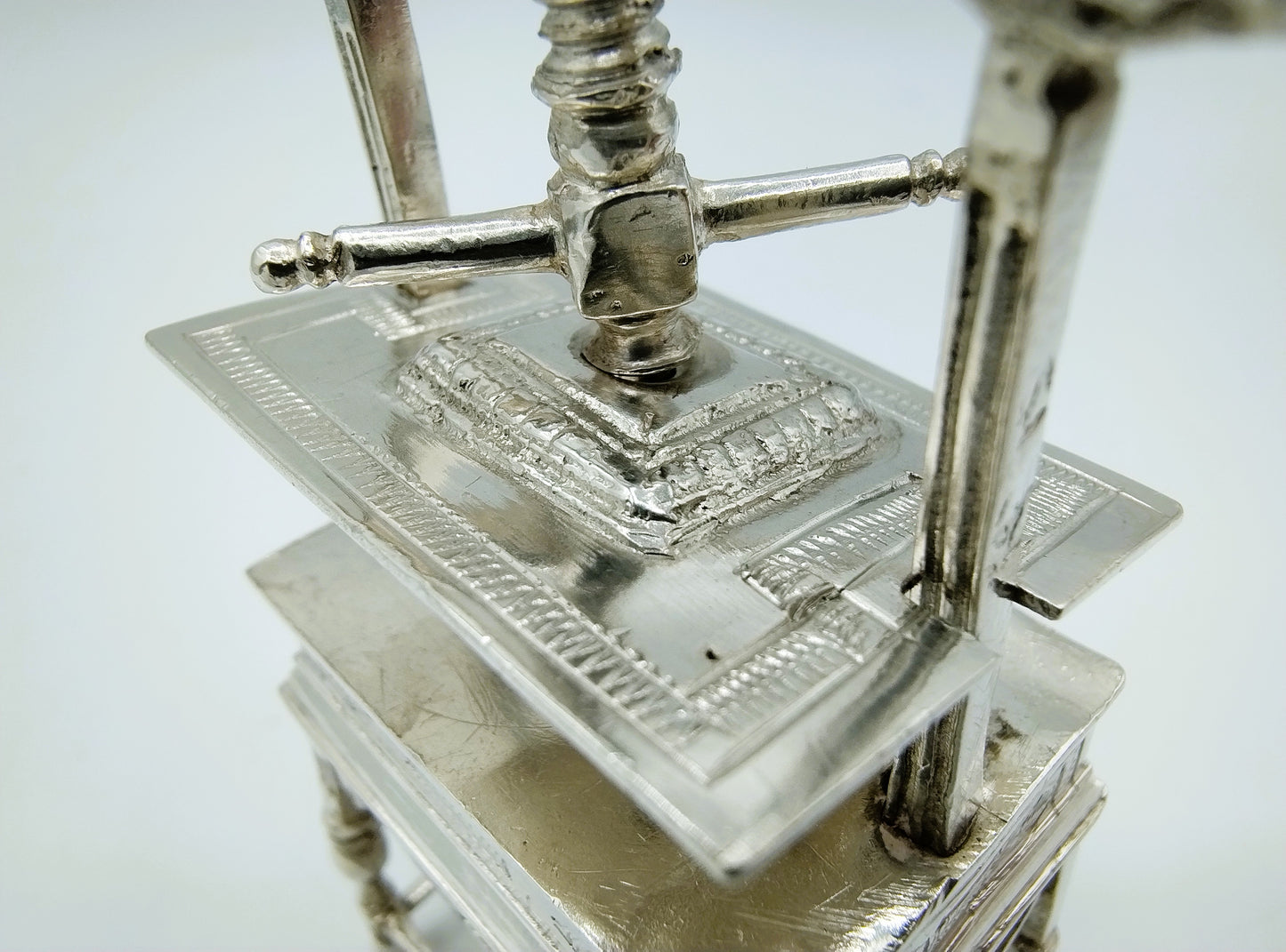 Zilveren miniatuur linnenpers, J. Dijckman, Amsterdam, ca. 1680