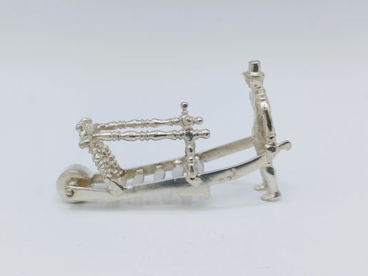 Zilveren miniatuur, man met kruiwagen, 17e eeuws