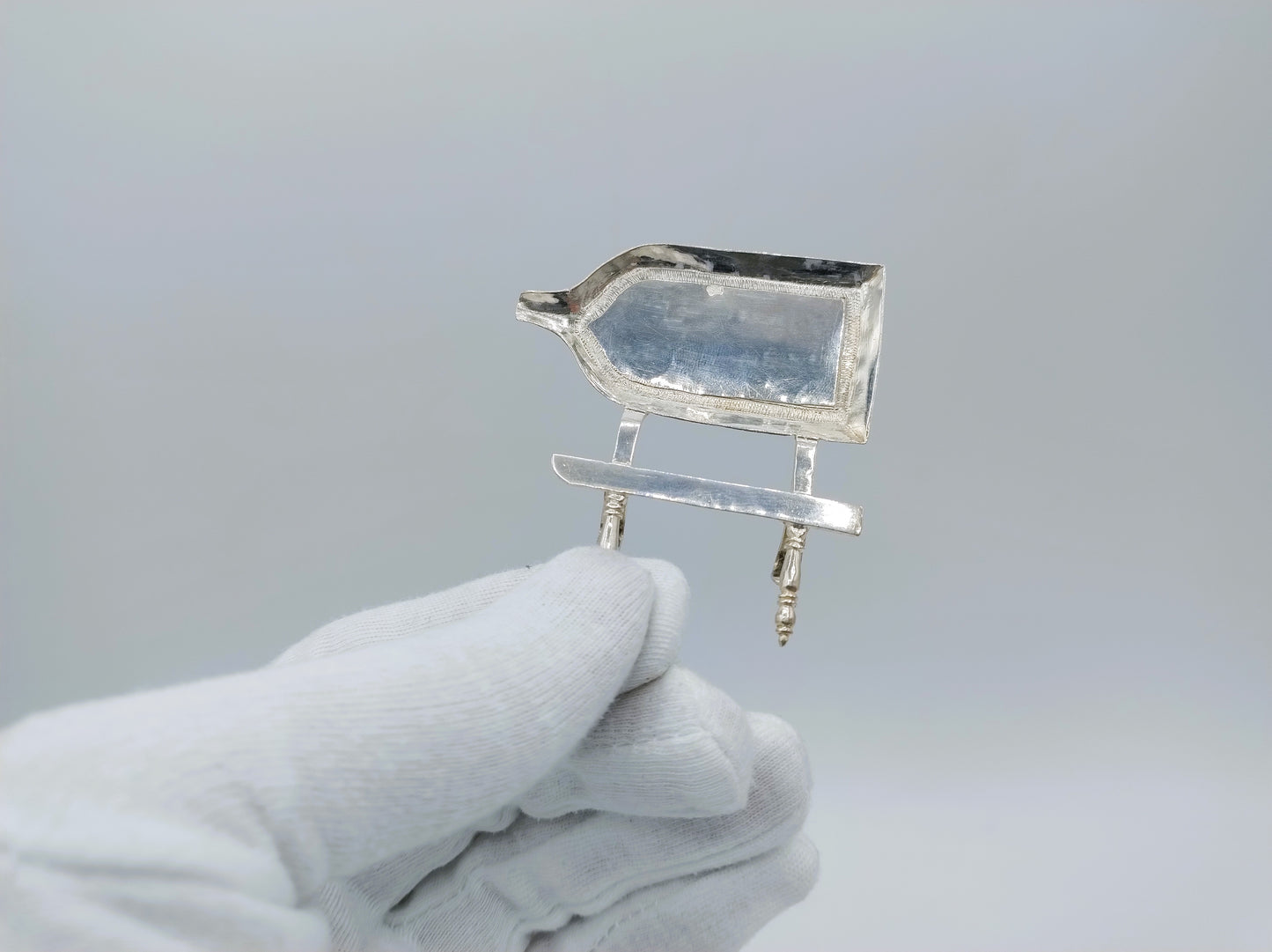 Zilveren miniatuur lekbak, meester van het bokje, Amsterdam,  ca. 1690