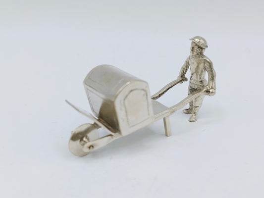 Zilveren miniatuur, man met kruiwagen, 19e eeuws