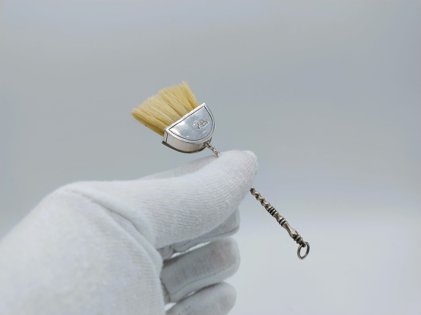 Zilveren miniatuur bezem, J. van Geffen, Amsterdam, 1774