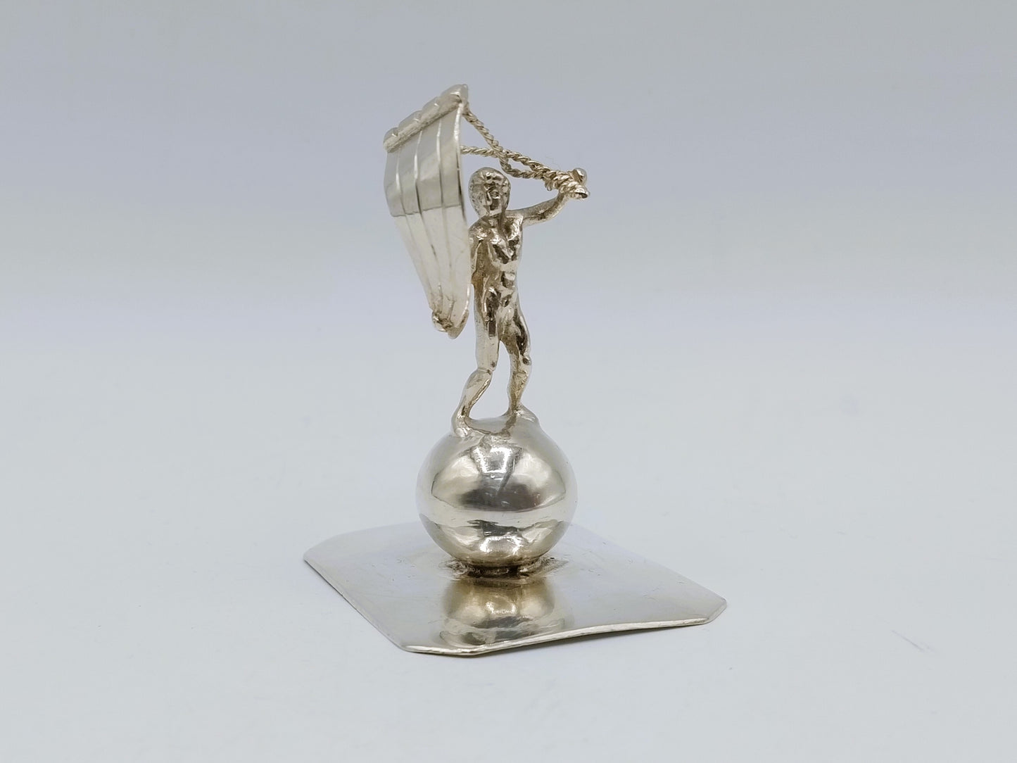 Zilveren miniatuur jongen met vlieger, A. van der Hoeff, Haarlem, ca. 1710