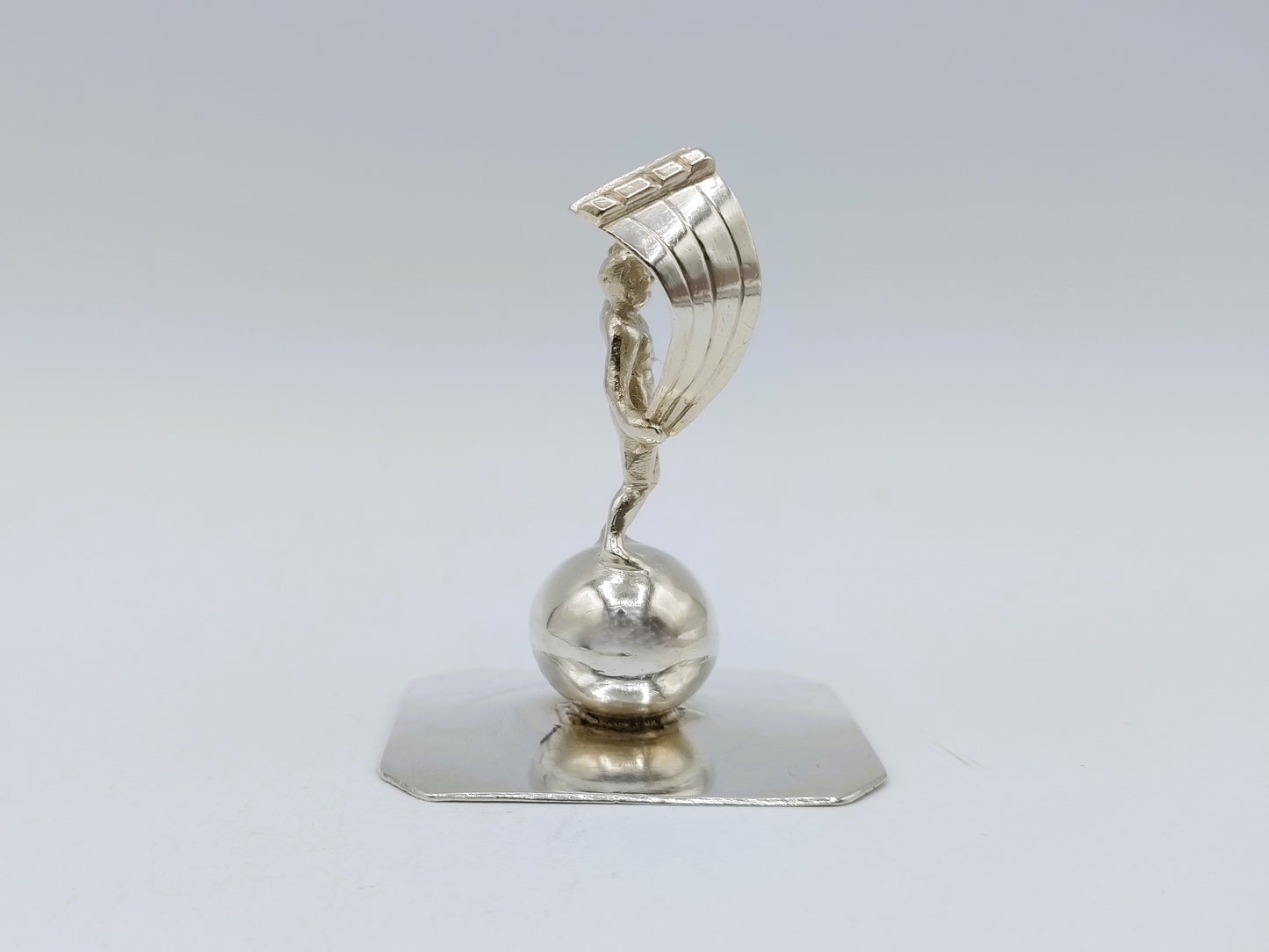 Zilveren miniatuur jongen met vlieger, A. van der Hoeff, Haarlem, ca. 1710