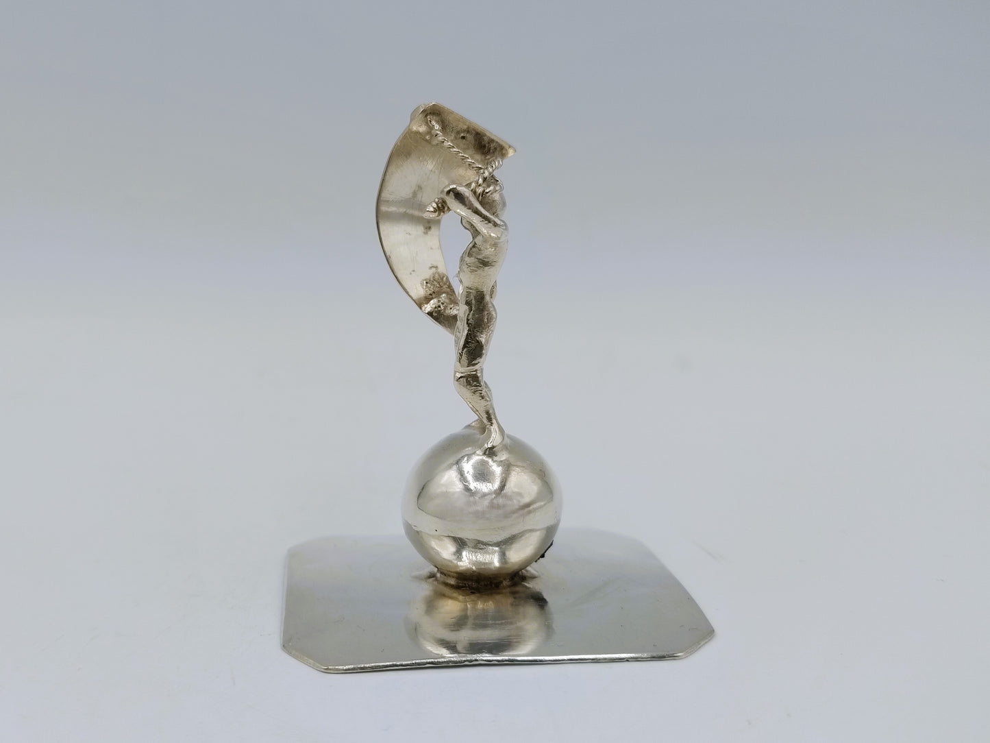Zilveren miniatuur jongen met vlieger, A. van der Hoeff, Haarlem, ca. 1710
