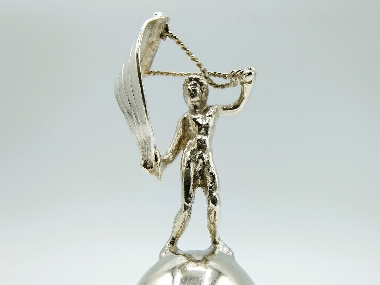 Zilveren miniatuur jongen met vlieger, A. van der Hoeff, Haarlem, ca. 1710