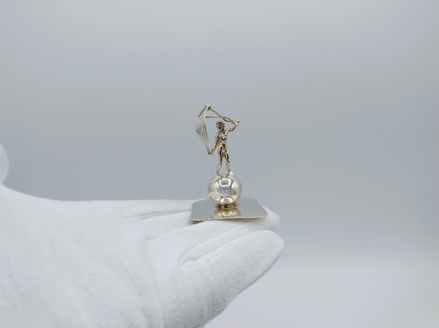 Zilveren miniatuur jongen met vlieger, A. van der Hoeff, Haarlem, ca. 1710