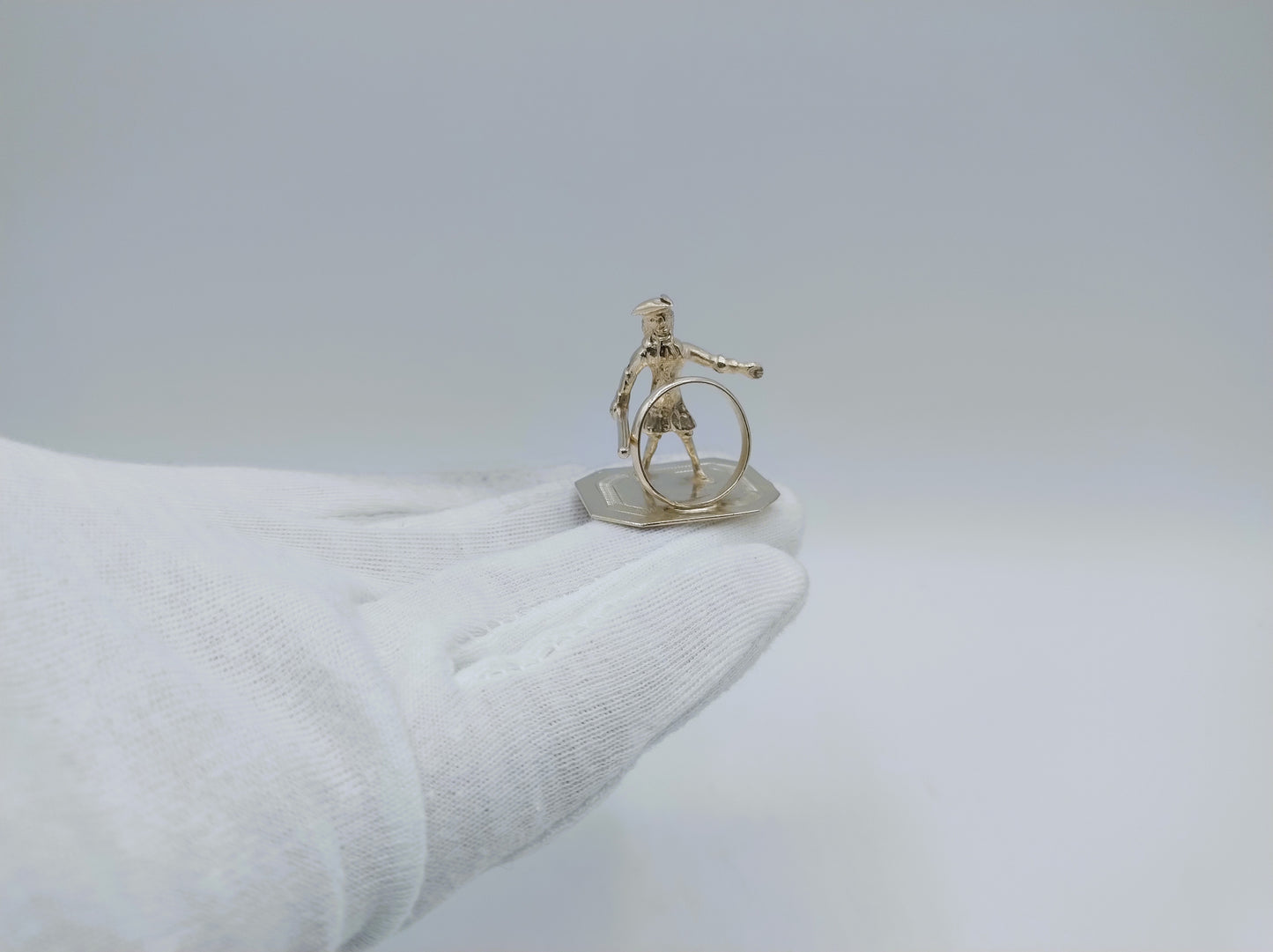 Zilveren miniatuur kind met hoepel, J. Borduur, Amsterdam, 1753