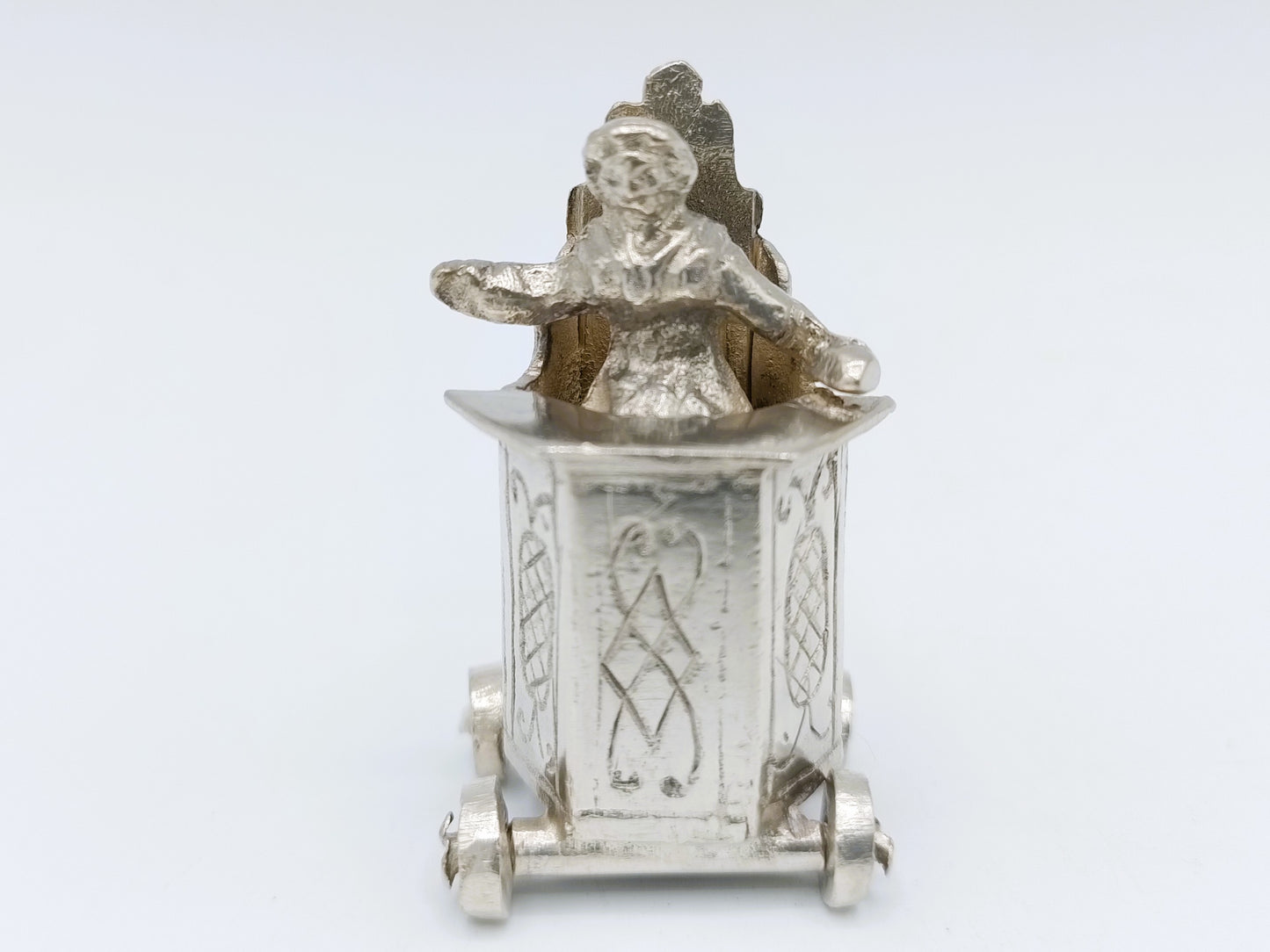 Silberner Miniatur-Kinderstuhl auf Rädern, 18. Jahrhundert