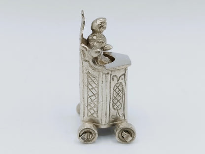 Silberner Miniatur-Kinderstuhl auf Rädern, 18. Jahrhundert
