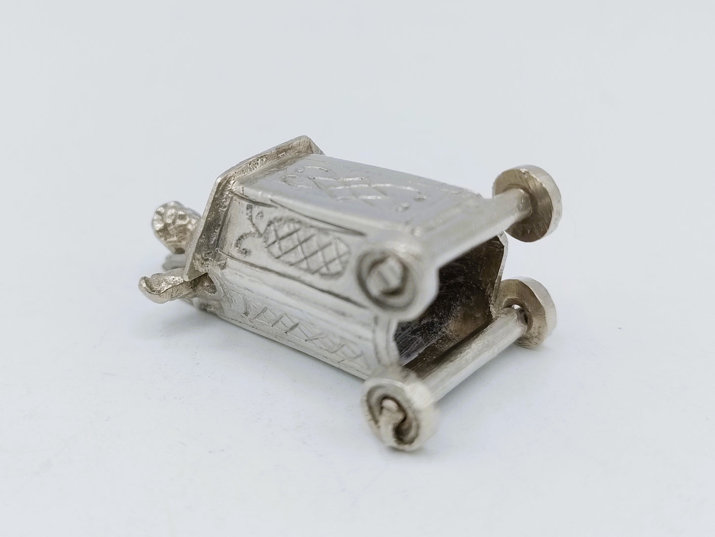 Silberner Miniatur-Kinderstuhl auf Rädern, 18. Jahrhundert