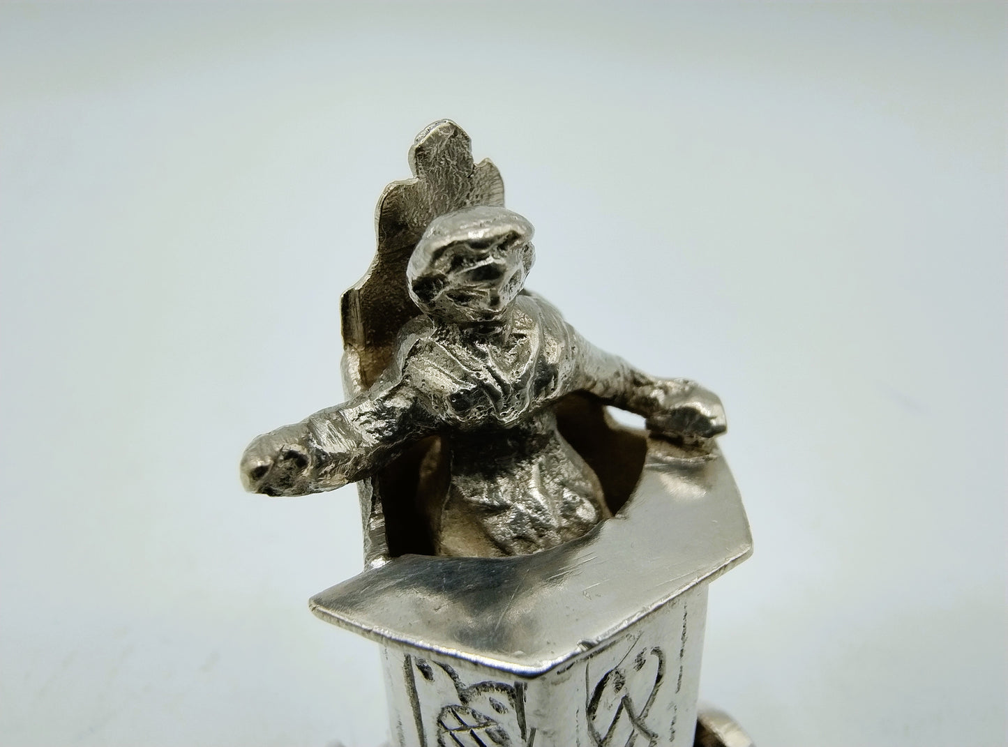 Silberner Miniatur-Kinderstuhl auf Rädern, 18. Jahrhundert