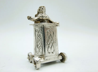 Silberner Miniatur-Kinderstuhl auf Rädern, 18. Jahrhundert