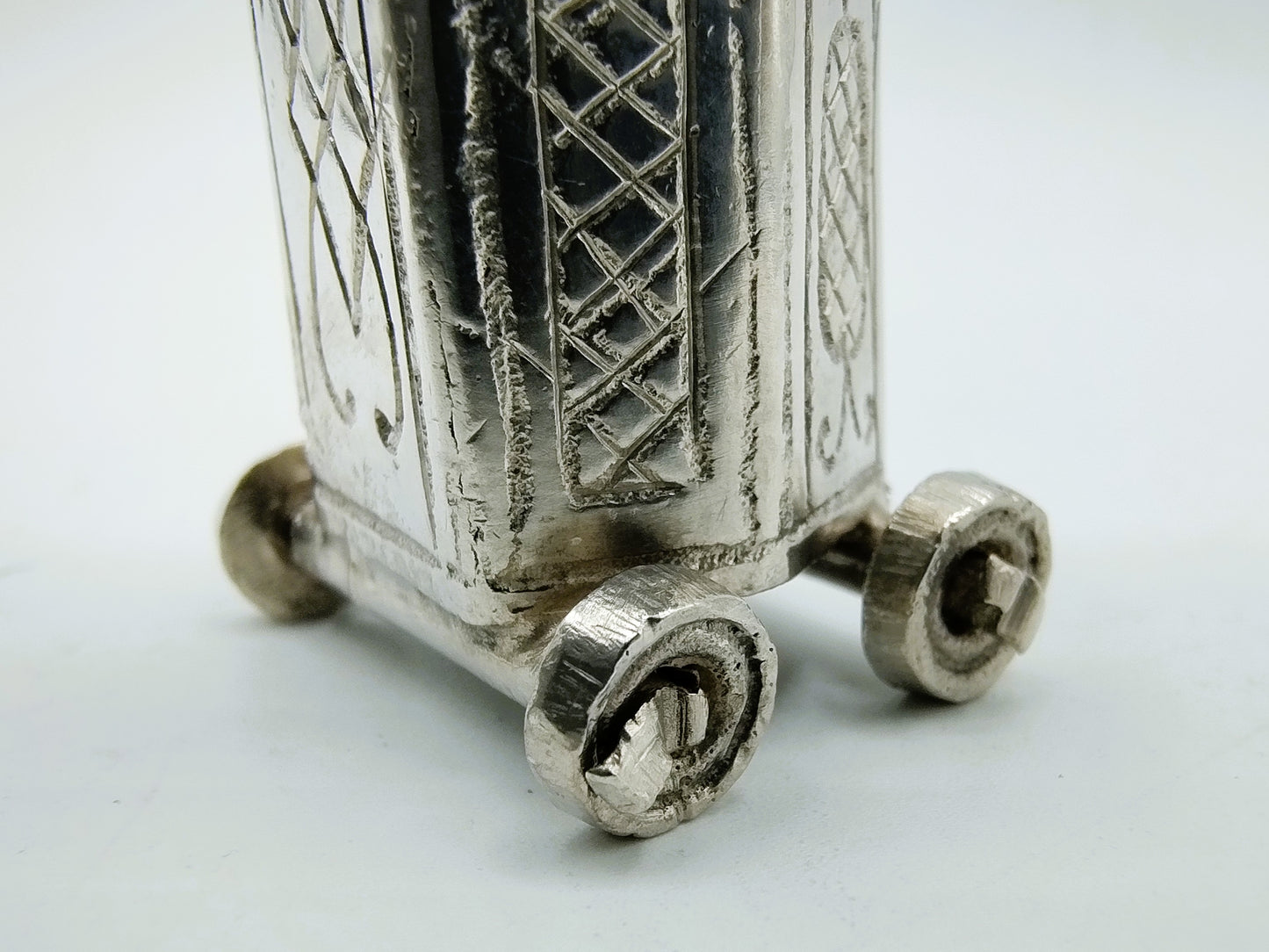 Silberner Miniatur-Kinderstuhl auf Rädern, 18. Jahrhundert