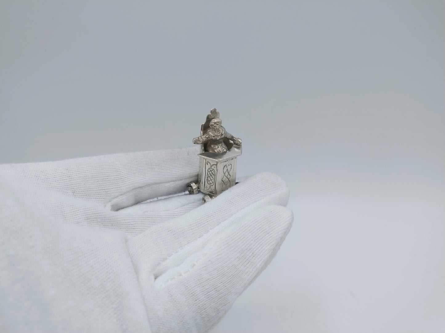 Silberner Miniatur-Kinderstuhl auf Rädern, 18. Jahrhundert