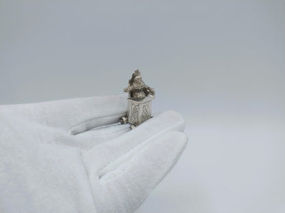 Silberner Miniatur-Kinderstuhl auf Rädern, 18. Jahrhundert