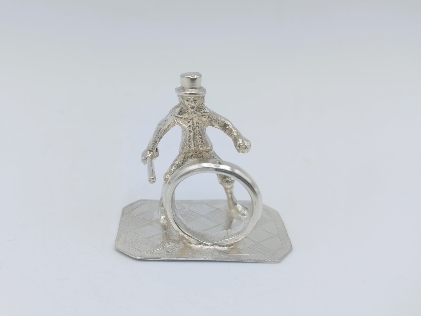 Zilveren miniatuur kind met hoepel, 17e eeuws