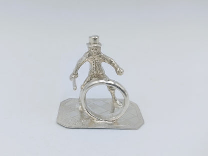 Zilveren miniatuur kind met hoepel, 17e eeuws