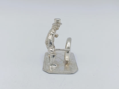 Zilveren miniatuur kind met hoepel, 17e eeuws
