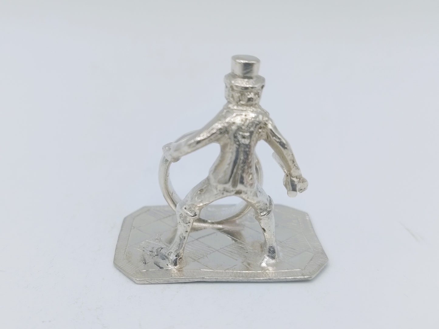 Zilveren miniatuur kind met hoepel, 17e eeuws