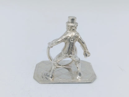 Zilveren miniatuur kind met hoepel, 17e eeuws