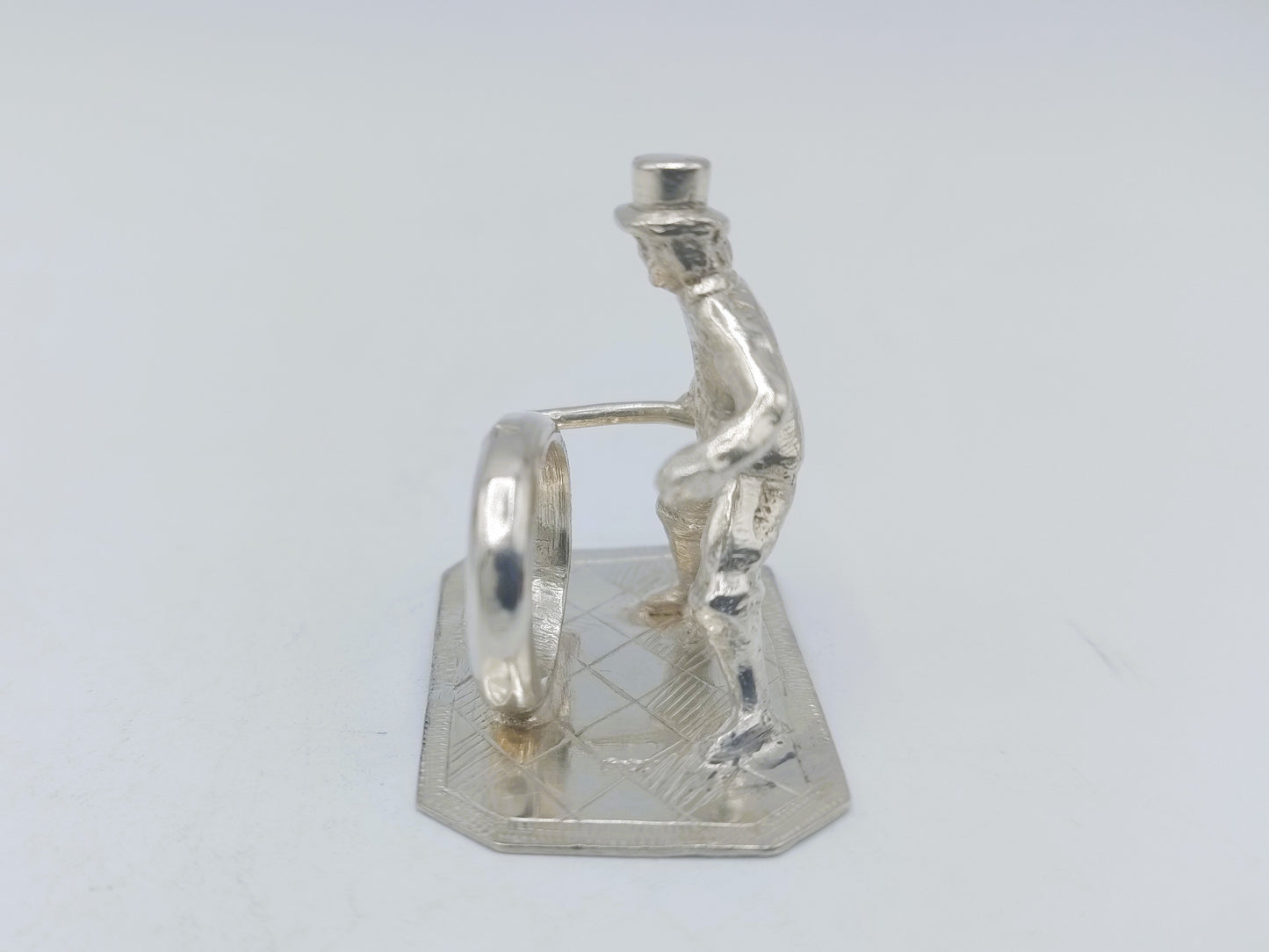 Zilveren miniatuur kind met hoepel, 17e eeuws