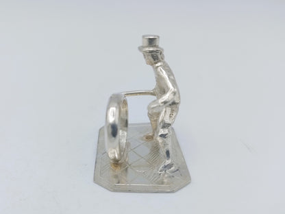 Zilveren miniatuur kind met hoepel, 17e eeuws