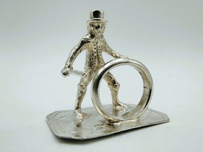 Zilveren miniatuur kind met hoepel, 17e eeuws