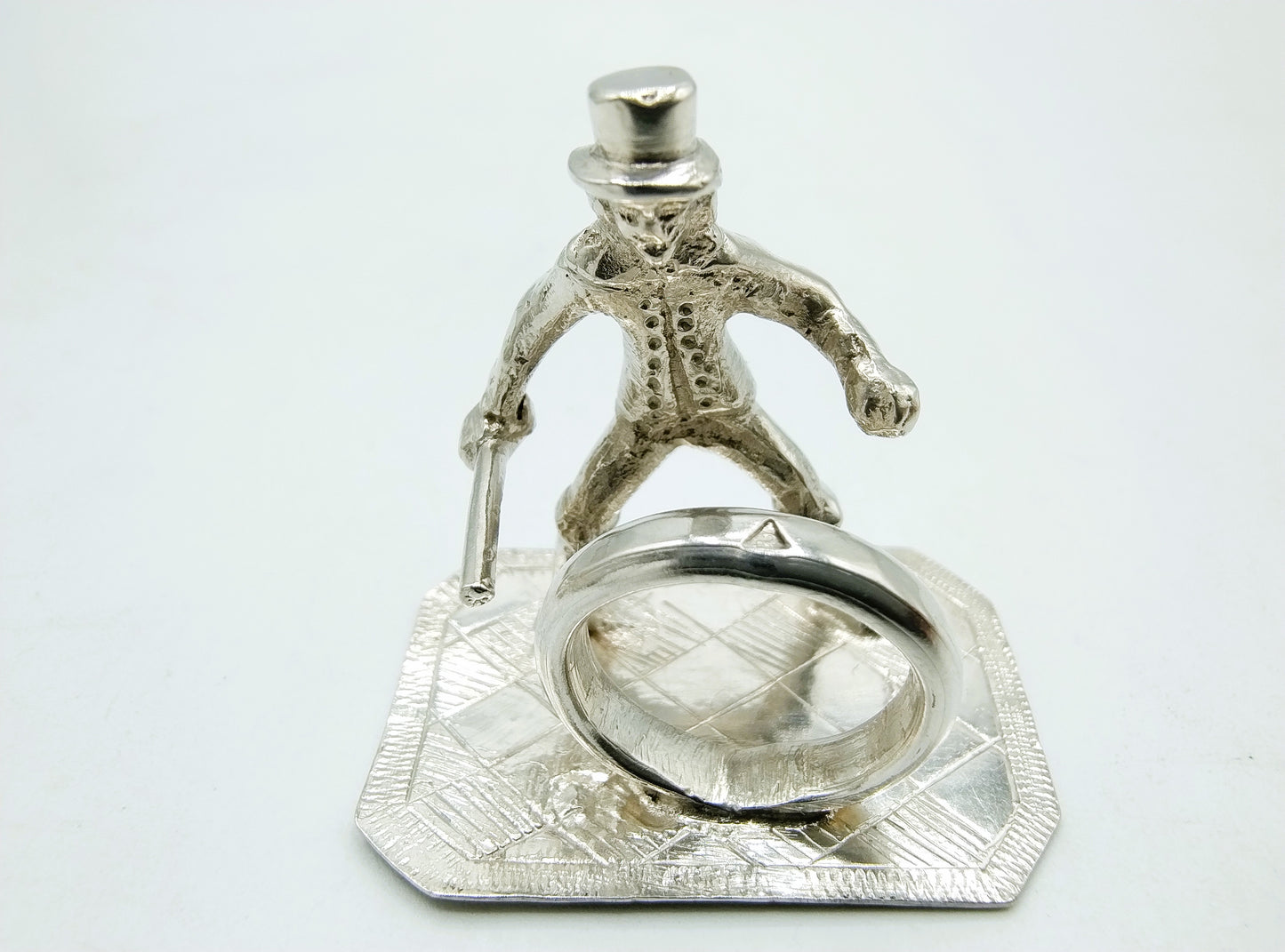 Zilveren miniatuur kind met hoepel, 17e eeuws