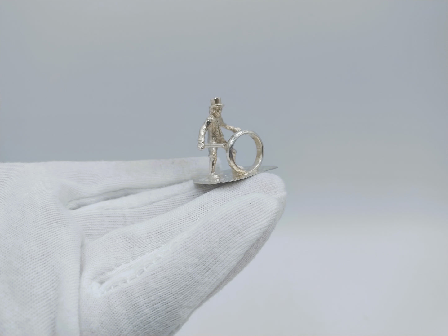 Zilveren miniatuur kind met hoepel, 17e eeuws