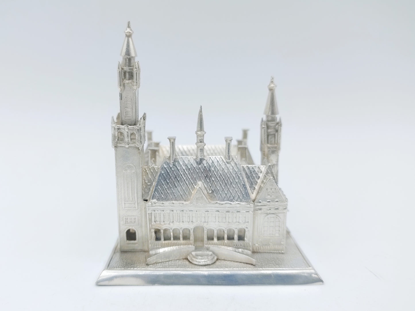 Zilveren miniatuur vredespaleis den Haag, Y.T. van Erp, Leeuwarden, 1913