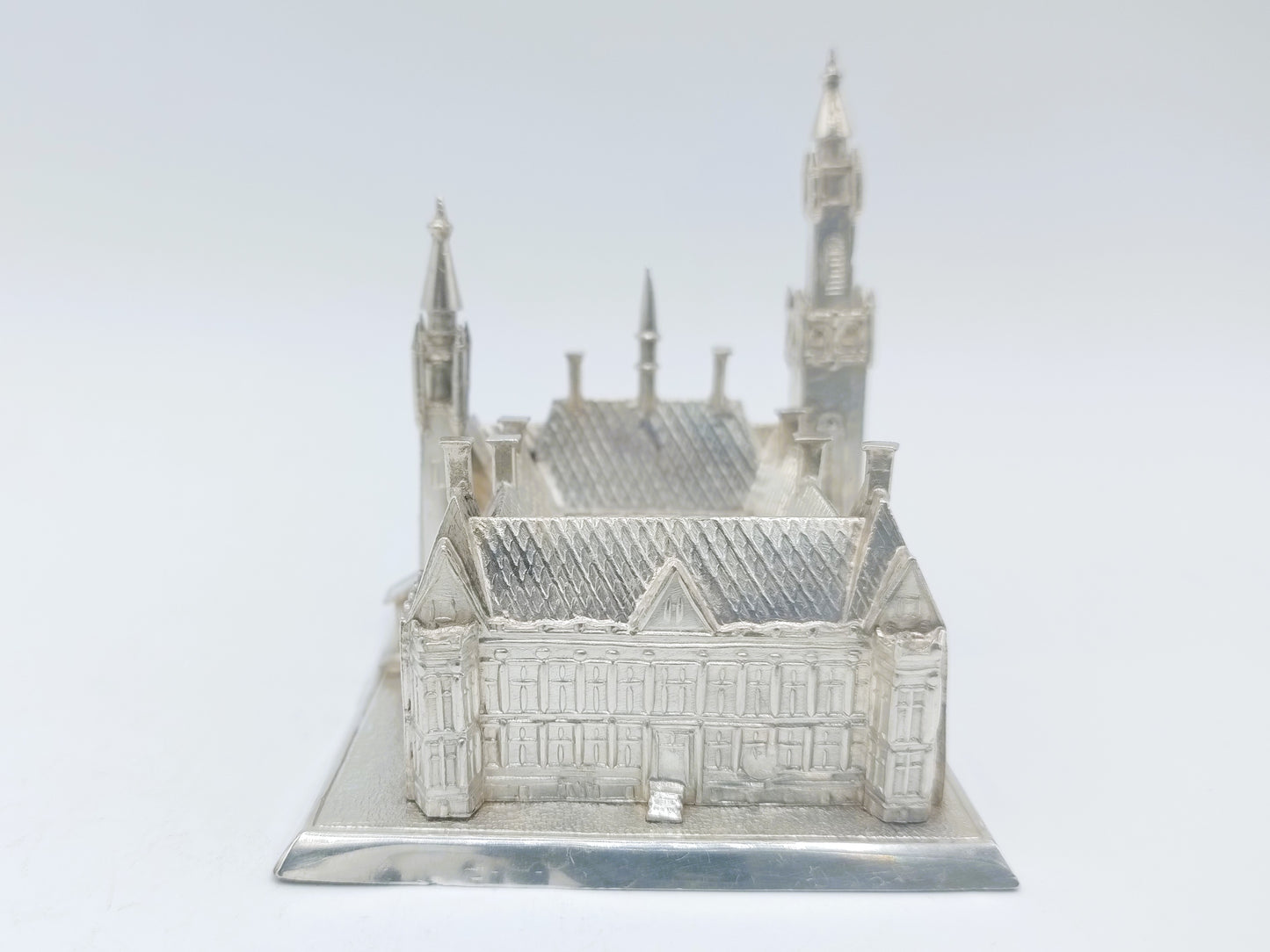 Zilveren miniatuur vredespaleis den Haag, Y.T. van Erp, Leeuwarden, 1913