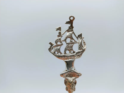 Silberner Geburtslöffel, Dreimaster, A.B. Looxma, Sneek, ca. 1730