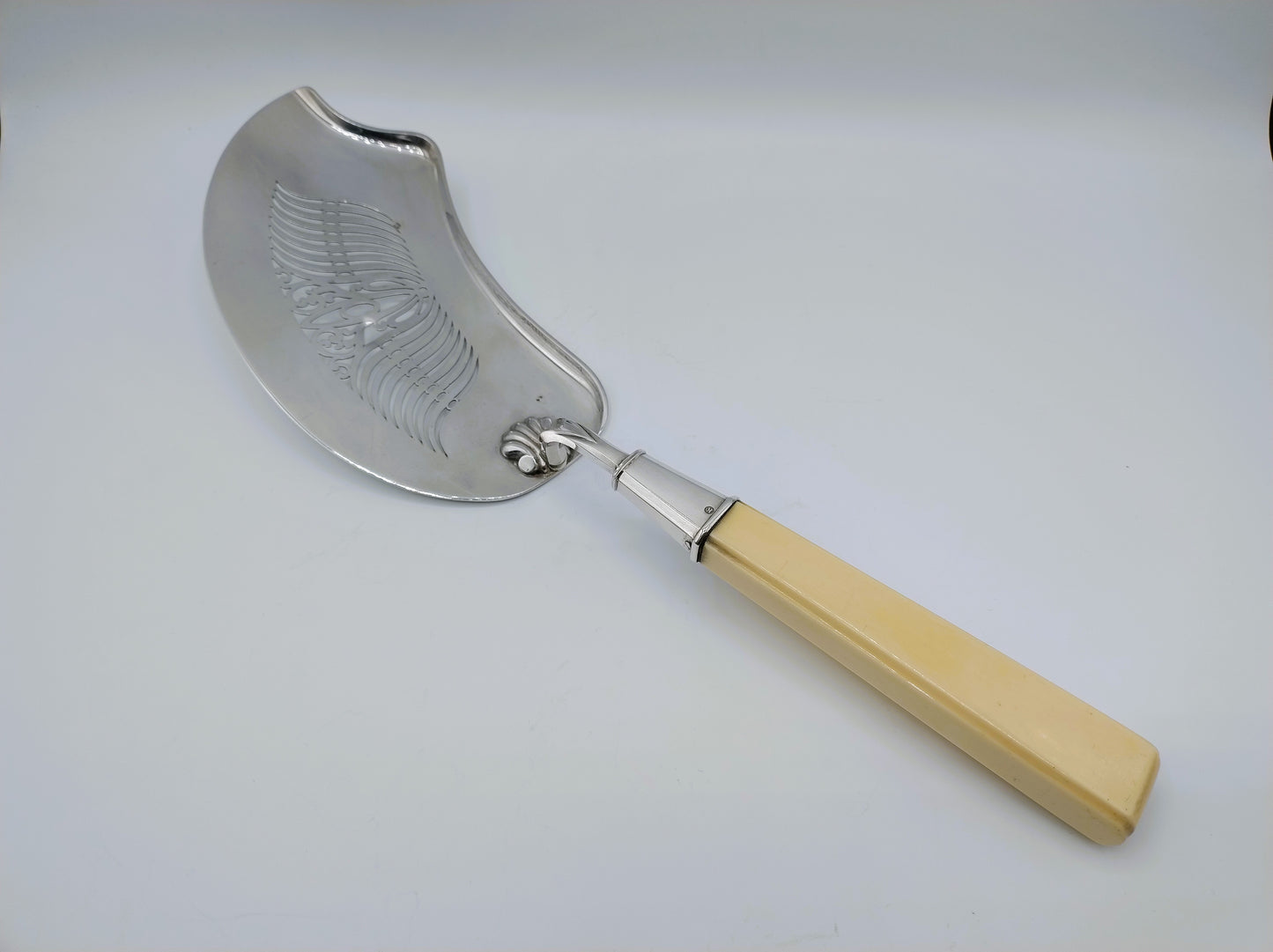 Silver fish slice with bone handle, H.F. Koen, Amsterdam, 1844