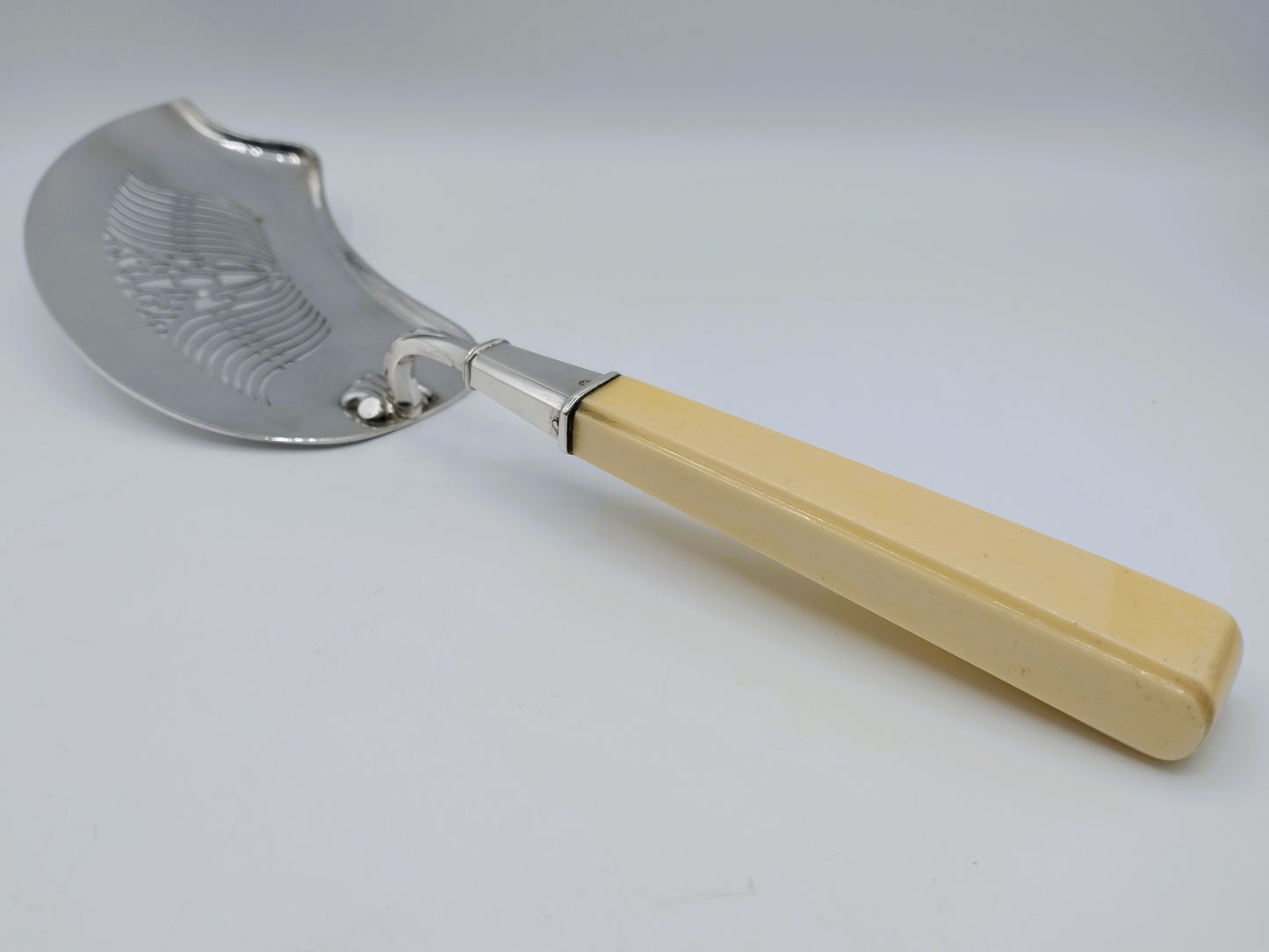Silver fish slice with bone handle, H.F. Koen, Amsterdam, 1844