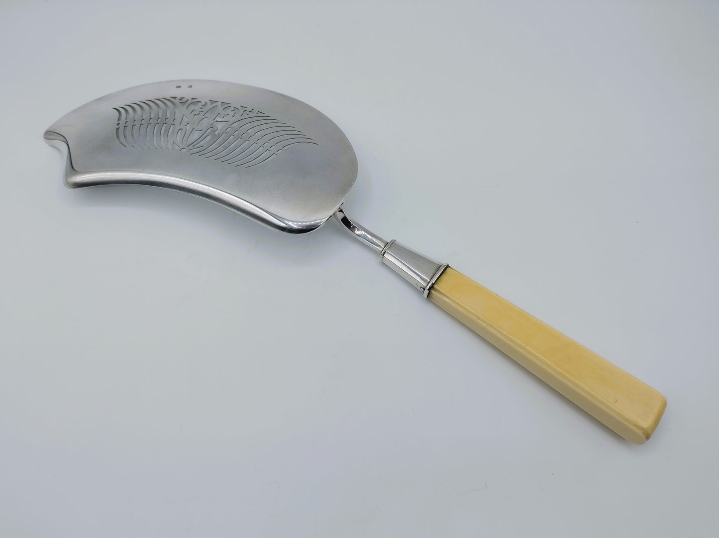 Silver fish slice with bone handle, H.F. Koen, Amsterdam, 1844