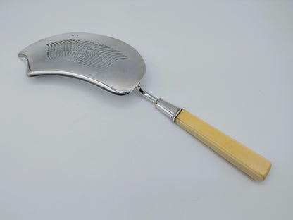 Silver fish slice with bone handle, H.F. Koen, Amsterdam, 1844