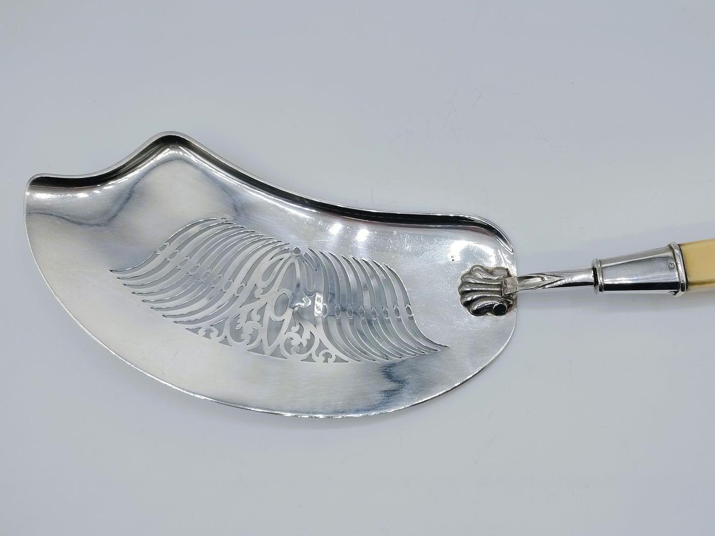 Silver fish slice with bone handle, H.F. Koen, Amsterdam, 1844
