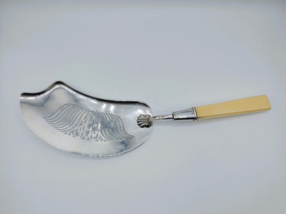 Silver fish slice with bone handle, H.F. Koen, Amsterdam, 1844