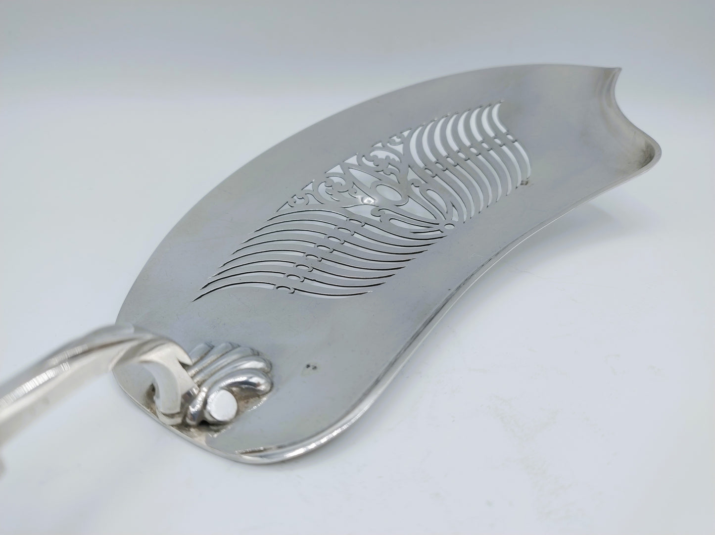 Silver fish slice with bone handle, H.F. Koen, Amsterdam, 1844