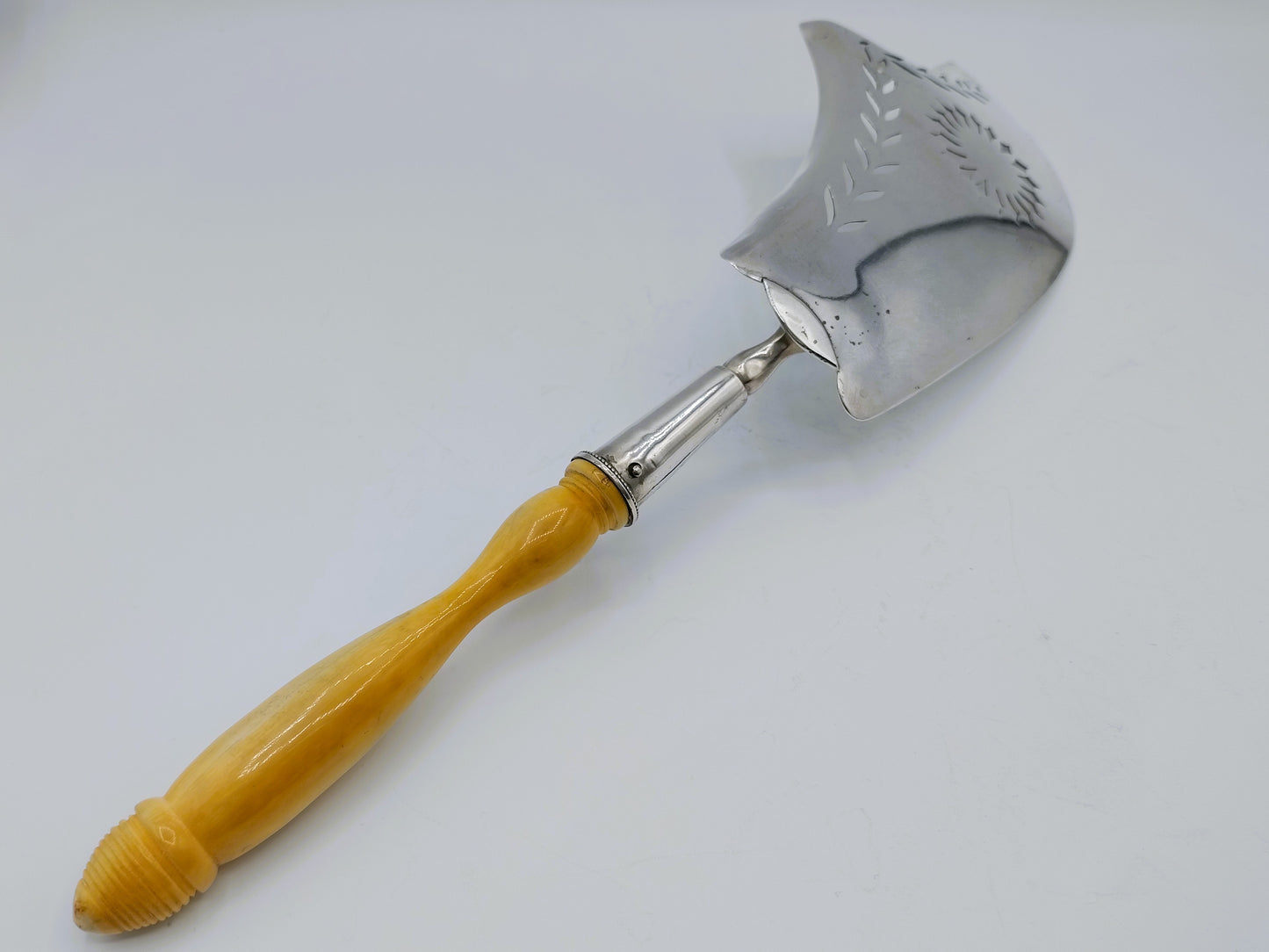 Silver fish slice, F. C. Thomas, Brussels, ca. 1820