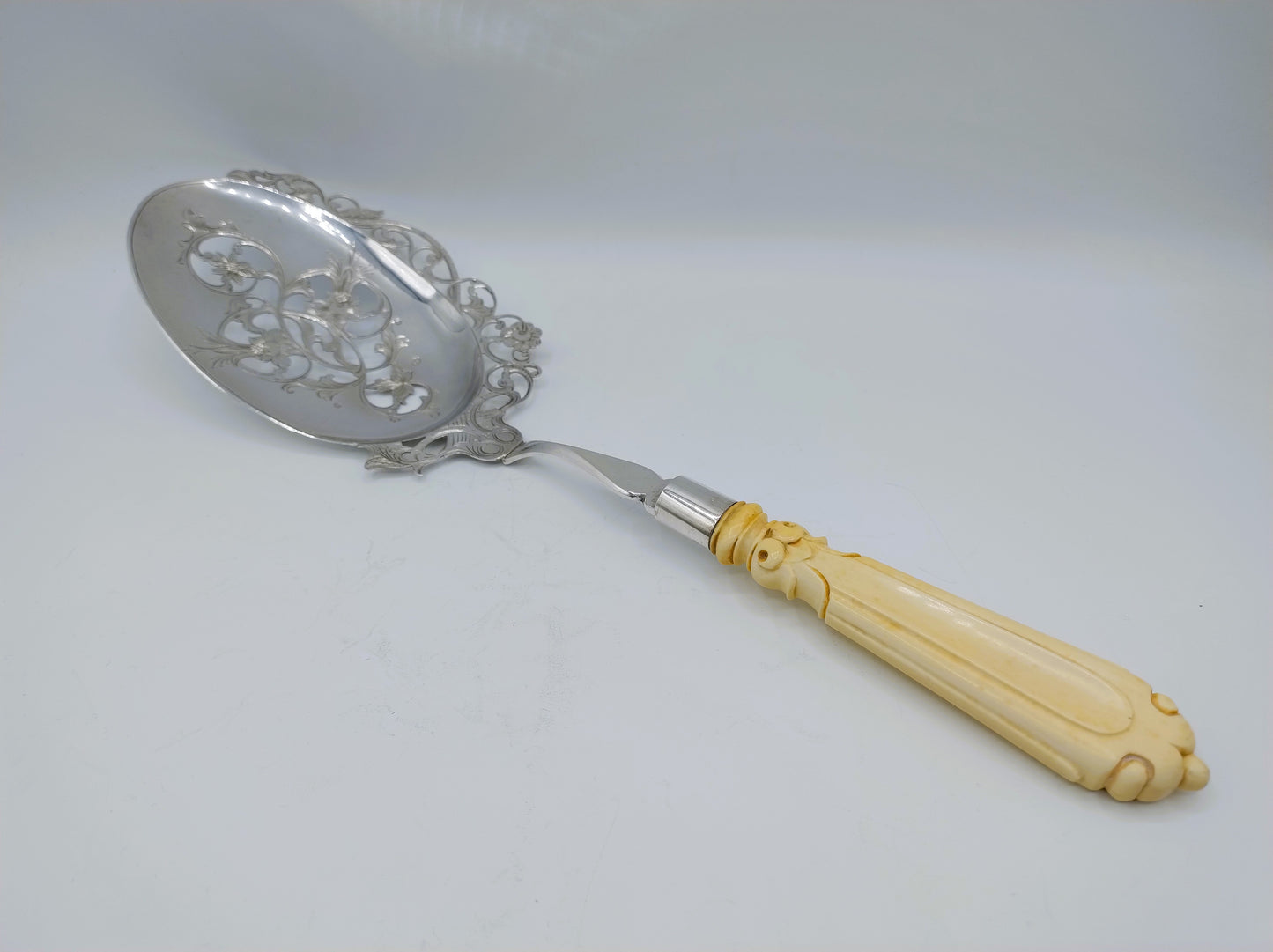 Silver fish slice, N.S. Visser and Co, 's-Hertogenbosch, 1868