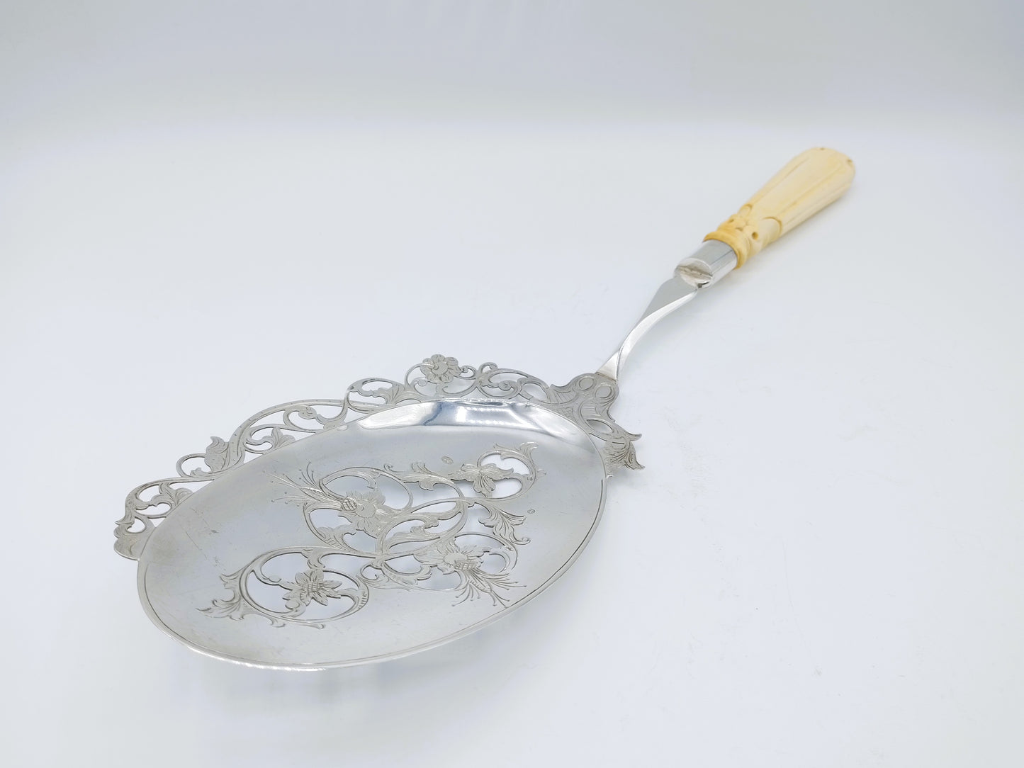 Silver fish slice, N.S. Visser and Co, 's-Hertogenbosch, 1868