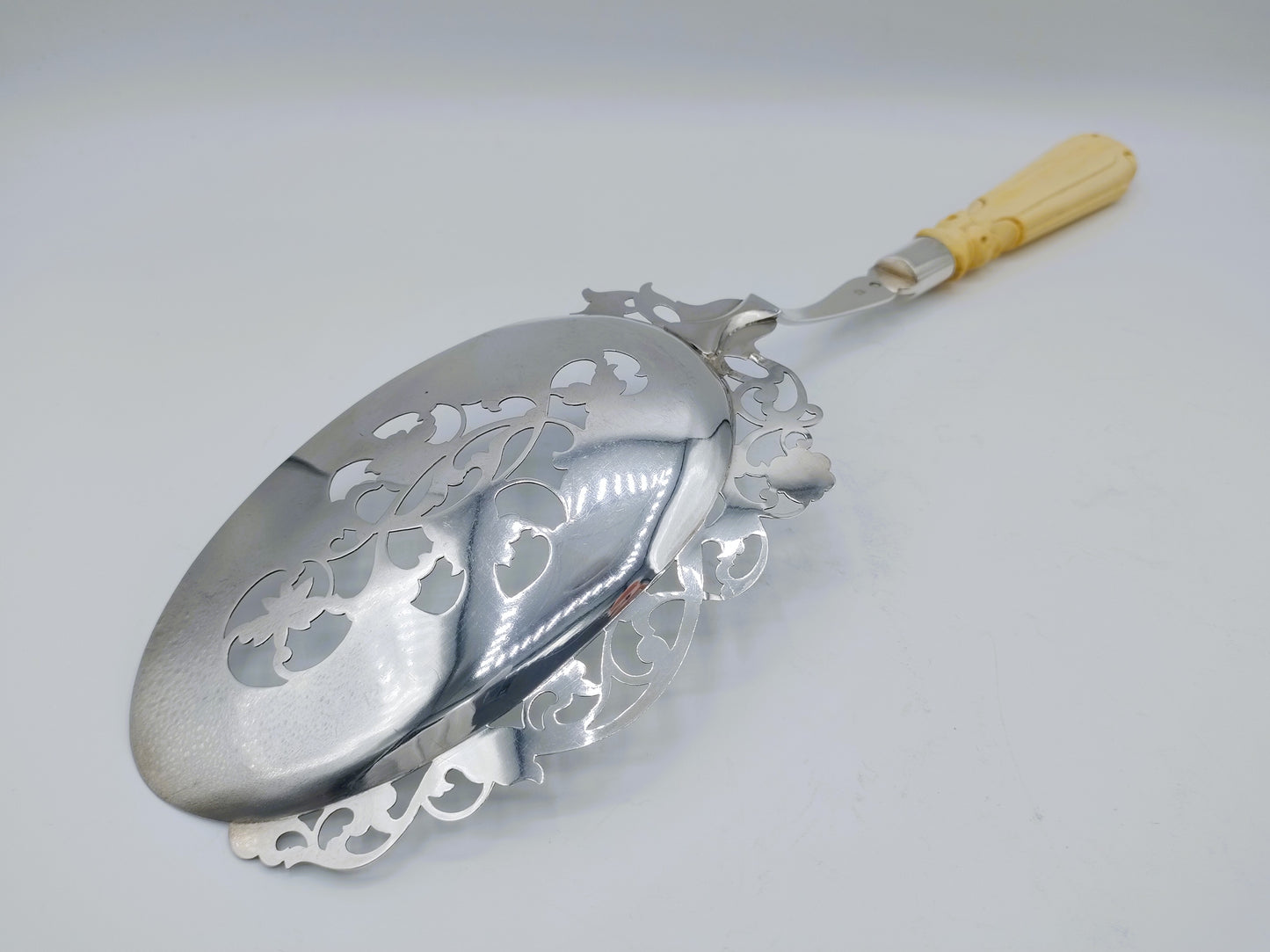 Silver fish slice, N.S. Visser and Co, 's-Hertogenbosch, 1868