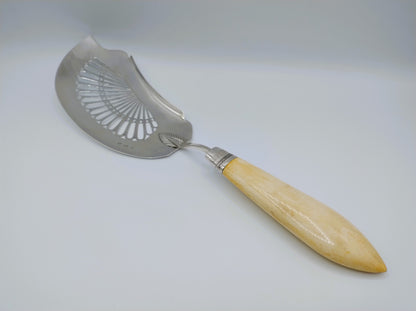 Silver fish slice with bone handle, W. Willems, Amsterdam, 1836