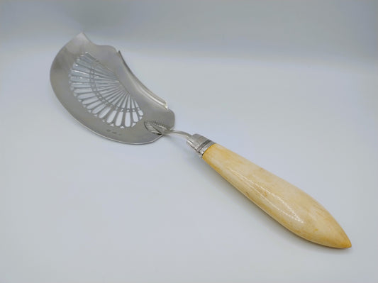 Zilveren visschep met benen heft, W. Willems, Amsterdam, 1836