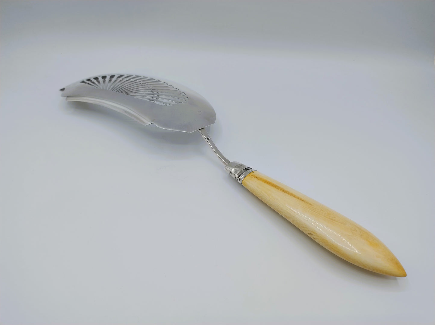 Silver fish slice with bone handle, W. Willems, Amsterdam, 1836