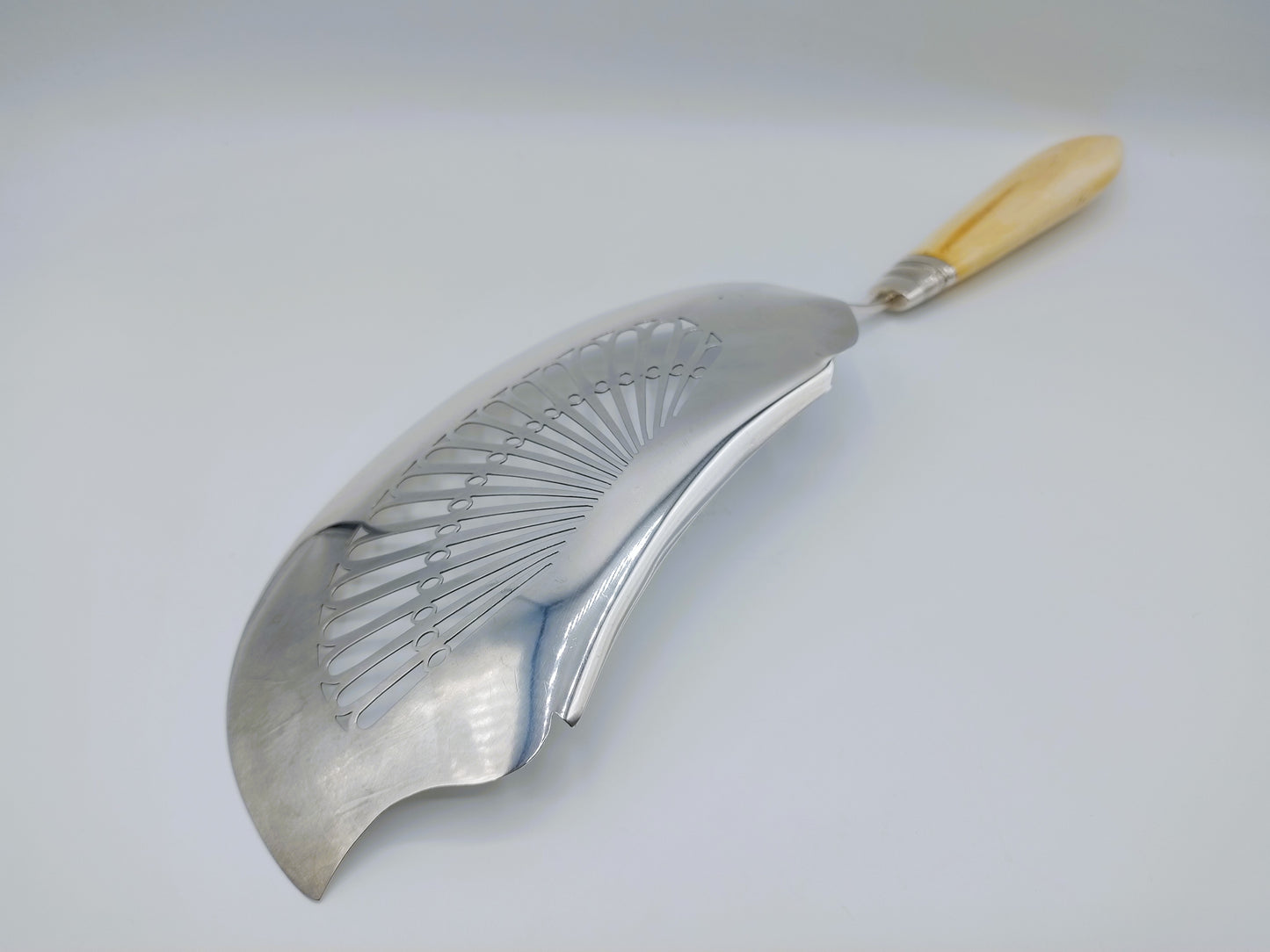 Silver fish slice with bone handle, W. Willems, Amsterdam, 1836