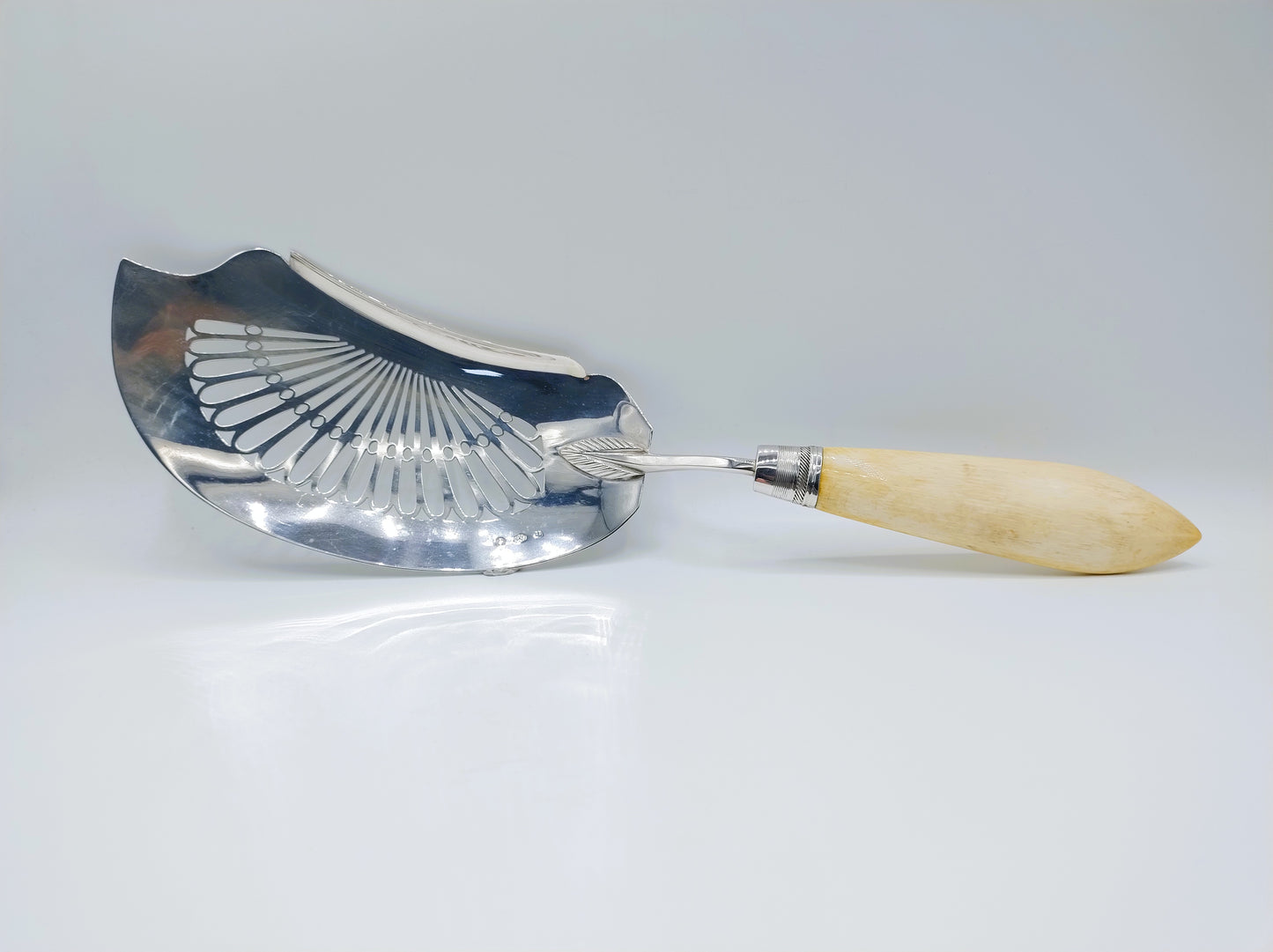Silver fish slice with bone handle, W. Willems, Amsterdam, 1836