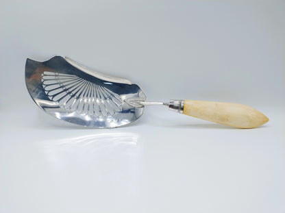 Silver fish slice with bone handle, W. Willems, Amsterdam, 1836
